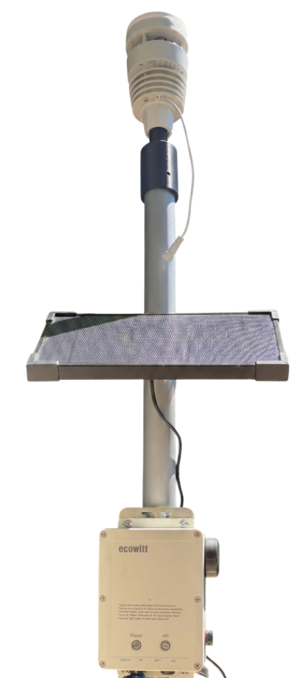 Station météo Windkair sur son mât : capteur ultrason et abri météo en tête, panneau solaire et boîtier Ecowitt 4G en pied