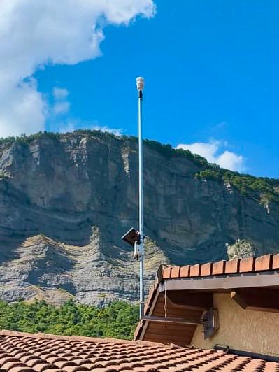 Balise Windkair sur son mât à l'atterrissage de Lumbin, au pied des falaises du massif