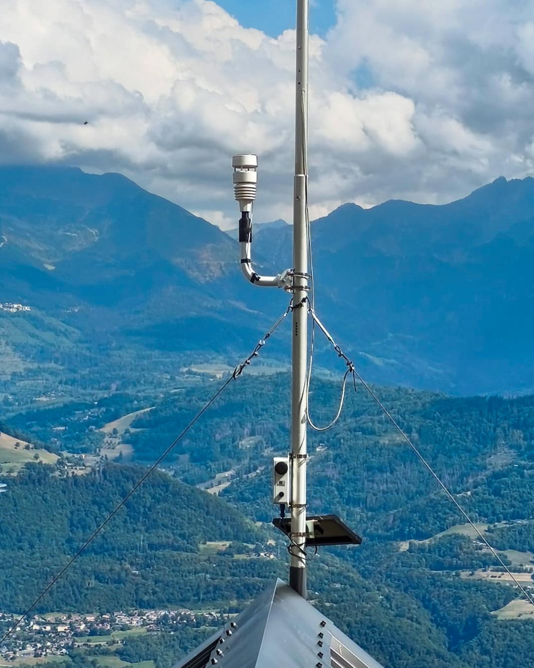 Balise Windkair haubanée au déco de St Hilaire, face à la vallée du Grésivaudan