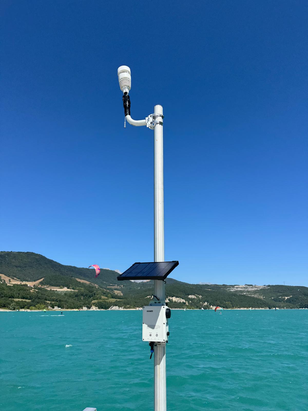 Balise Windkair et son panneau solaire au bord du lac du Monteynard
